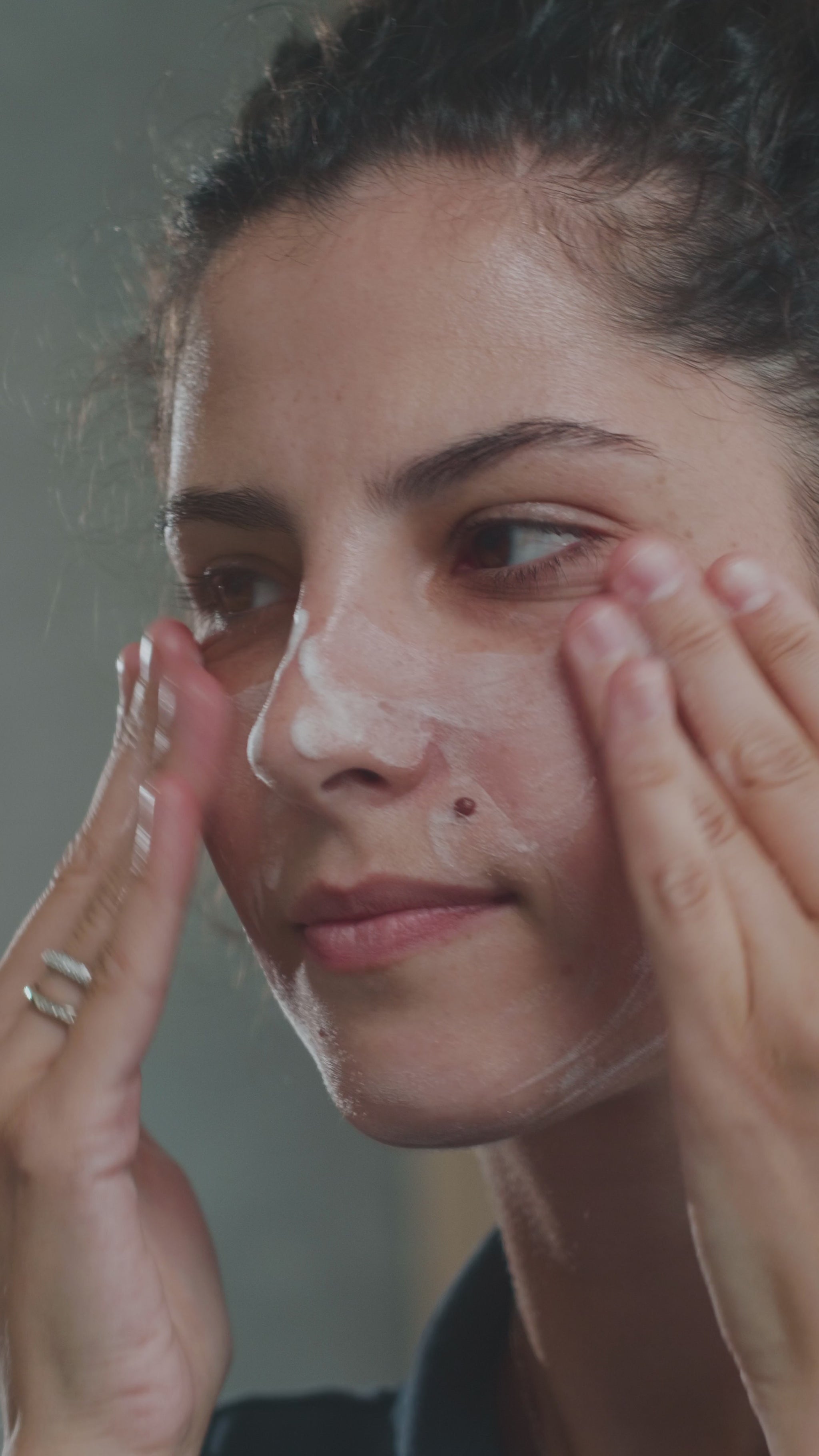 white woman applying bearpo moisturizing face vegan cream 